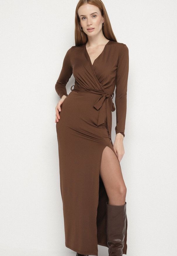 Born2be - Brązowa Sukienka Kopertowa z Wiskozą Zdobiona Rozcięciem i Wiązanym Paskiem Teslea. Okazja: na co dzień. Kolor: brązowy. Materiał: wiskoza. Wzór: aplikacja. Typ sukienki: kopertowe. Styl: klasyczny, casual, elegancki