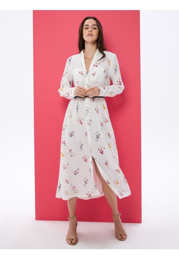 Sinsay - Koszulowa sukienka midi z wiskozą i domieszką lnu w kwiatowy nadruk - wielobarwny. Materiał: wiskoza, len. Wzór: nadruk, kwiaty. Typ sukienki: koszulowe. Długość: midi