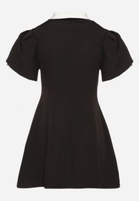 Born2be - Czarna Sukienka w Stylu Retro z Biżuteryjną Broszką i Ozdobnymi Rękawami Tilanea. Okazja: na co dzień. Typ kołnierza: dekolt w kształcie V. Kolor: czarny. Styl: retro #6