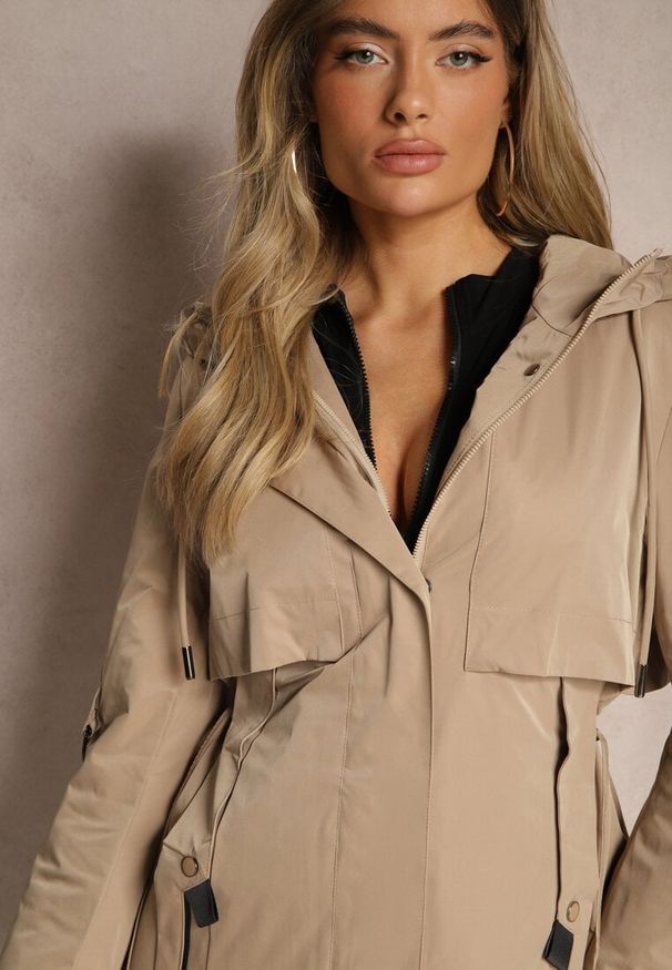 Renee - Beżowa Kurtka w Stylu Parki z Rękawami z Regulacją Kapturem i Troczkami Terilanita. Okazja: na co dzień. Kolor: beżowy. Materiał: jeans, skóra. Styl: casual, elegancki