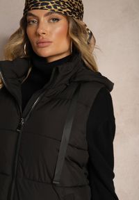 Renee - Czarna Długa Kamizelka z Ozdobnym Pikowaniem i Odpinanym Kapturem Neriora. Okazja: na co dzień. Kolor: czarny. Materiał: jeans. Długość: długie. Styl: casual