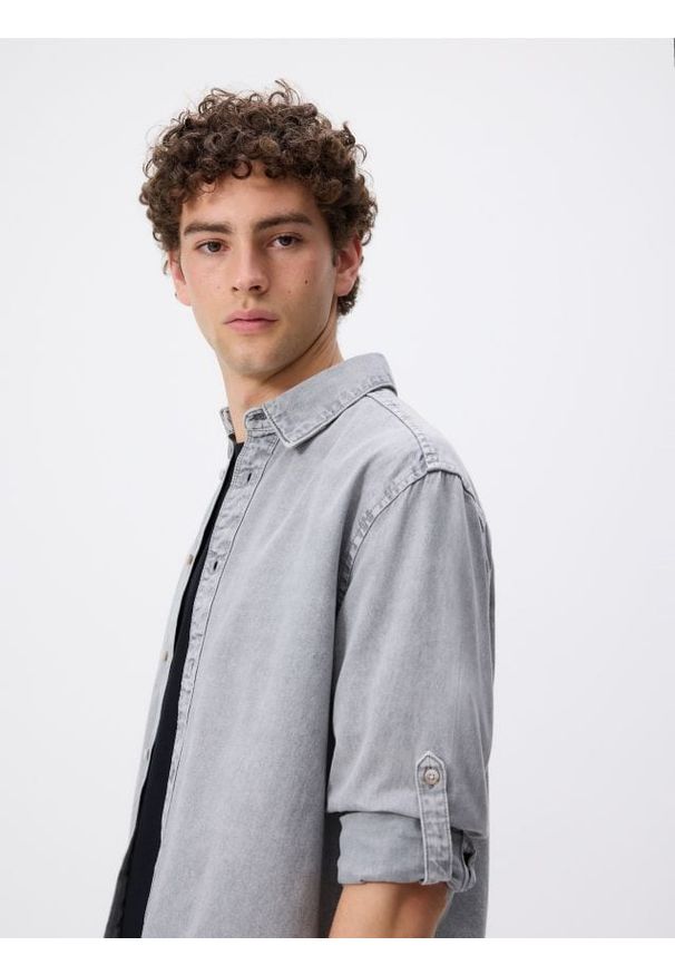 Reserved - Jeansowa koszula regular fit - jasnoszary. Kolor: szary. Materiał: jeans