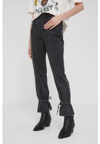 Answear Lab jeansy PREMIUM JEANS damskie high waist. Stan: podwyższony. Kolor: szary. Styl: wakacyjny