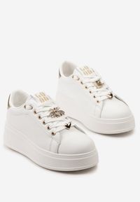 Renee - Biało-Złote Sneakersy na Niskiej Platformie z Ozdobnymi Metalowymi Aplikacjami Auala. Kolor: biały. Wzór: aplikacja. Obcas: na platformie #4