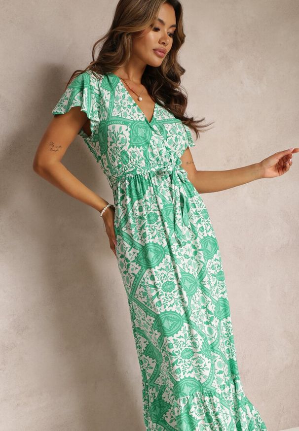 Renee - Zielona Rozkloszowana Sukienka z Kopertowym Dekoltem i Wiązanym Paskiem Brynis. Typ kołnierza: kołnierz z falbankami. Kolor: zielony. Materiał: materiał. Typ sukienki: kopertowe. Długość: maxi