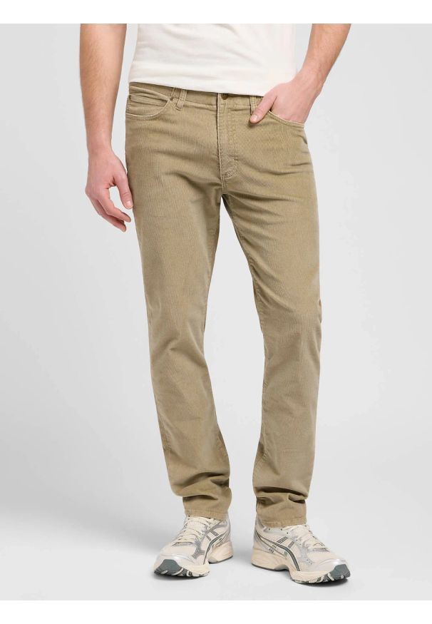Lee - MESKIE SPODNIE LEE SLIM FIT MVP OSCAR KHAKI 112370603. Kolor: brązowy