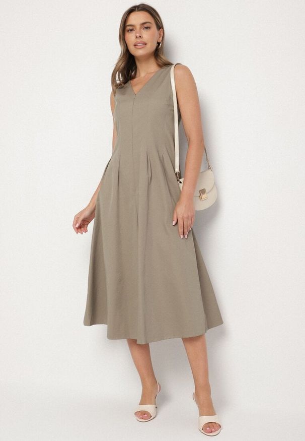 Born2be - Jasnozielona Sukienka o Rozkloszowanym Kroju z Dekoltem w Serek Alifia. Okazja: na co dzień, na spacer, na imprezę. Typ kołnierza: dekolt w serek. Kolor: zielony. Długość rękawa: bez rękawów. Typ sukienki: rozkloszowane, proste. Styl: klasyczny, casual