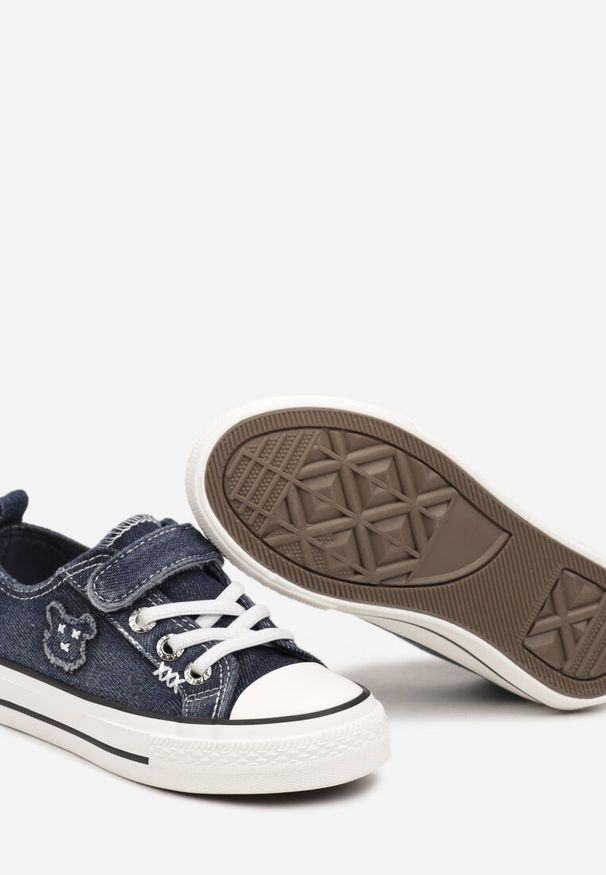 Renee - Niebieskie Trampki Jeansowe z Ozdobną Naszywką Tetilie. Okazja: na co dzień. Zapięcie: rzepy. Kolor: niebieski. Materiał: jeans. Wzór: aplikacja. Sezon: lato, wiosna. Styl: klasyczny, casual