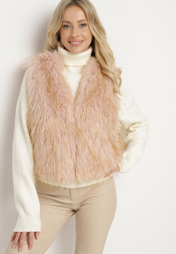 Born2be - Ciemnobeżowa Kamizelka Futrzana Bez Zapięć Loreti. Okazja: na co dzień. Kolor: beżowy. Materiał: futro. Styl: elegancki, casual