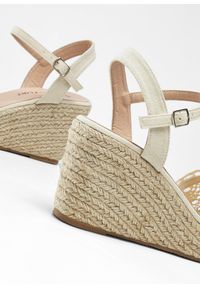 bonprix - Sandały na koturnie. Kolor: beżowy. Materiał: materiał, koronka. Wzór: koronka. Sezon: lato. Obcas: na koturnie #3