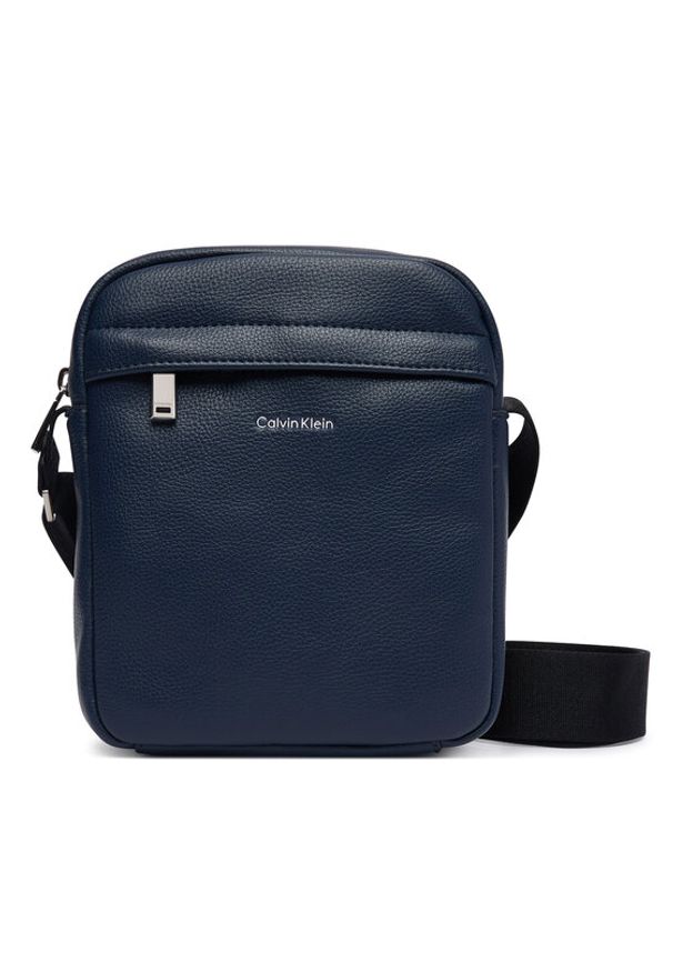 Calvin Klein Saszetka Raised Reporter LV04D3160G Granatowy. Kolor: niebieski. Materiał: skóra