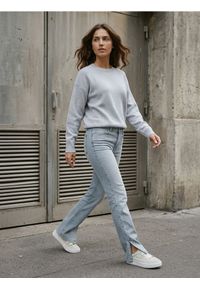 Sinsay - Jeansy straight mid waist - szary. Kolor: szary #1