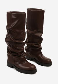 Renee - Brązowe Marszczone Kozaki z Cholewką Imitującą Nogawkę Nalomassa. Kolor: brązowy. Materiał: jeans. Szerokość cholewki: normalna #6