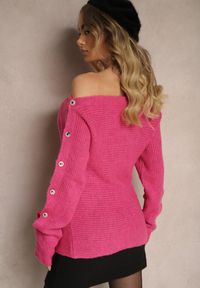 Renee - Fuksjowy Elegancki Sweter z Dekoltem w Łódkę Zdobiony Guzikami i Wycięciami na Rękawach Dorida. Okazja: na co dzień. Typ kołnierza: dekolt w łódkę. Kolor: różowy. Materiał: jeans. Długość rękawa: długi rękaw. Długość: długie. Wzór: aplikacja. Styl: elegancki #5