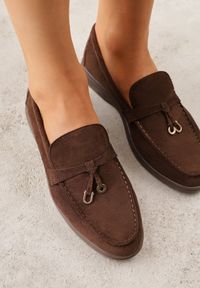 Renee - Brązowe Mokasyny z Imitacji Zamszu Zdobione Zawieszką i Przeszyciem Aezoris. Okazja: na co dzień. Kolor: brązowy. Materiał: zamsz. Wzór: aplikacja. Styl: casual, elegancki #5