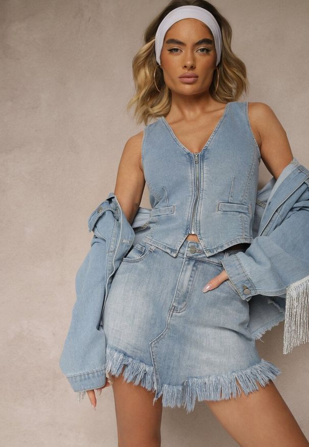 Renee - Niebieskie Spódnico-Szorty Jeansowe Zdobione Przetarciem Galirela. Okazja: na co dzień. Stan: podwyższony. Kolor: niebieski. Materiał: jeans. Długość: krótkie. Wzór: aplikacja. Styl: casual, elegancki