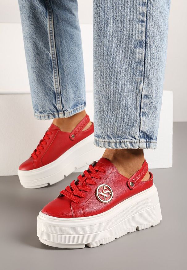 Born2be - Czerwone Sneakersy Vices na Grubej Tłoczonej Podeszwie z Paskiem na Pięcie i Metaliczną Ozdobą Zenfedi. Okazja: do pracy, na co dzień. Zapięcie: pasek. Kolor: czerwony. Materiał: jeans. Szerokość cholewki: normalna. Wzór: aplikacja. Obcas: na platformie