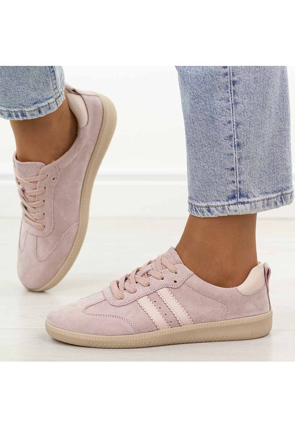 Różowe skórzane półbuty damskie Filippo Dp7508/26. Okazja: na co dzień, na spacer. Kolor: różowy. Materiał: nubuk, skóra. Szerokość cholewki: normalna. Sezon: jesień, wiosna, lato. Obcas: na płaskiej podeszwie. Styl: klasyczny, casual, elegancki