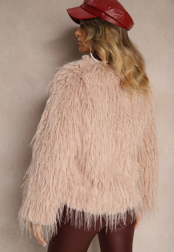 Renee - Ciemnoróżowa Futerkowa Kurtka o Prostym Kroju z Zapięciem na Haftki Sialithiel. Okazja: na imprezę, na co dzień. Kolor: różowy. Styl: klasyczny, casual, elegancki