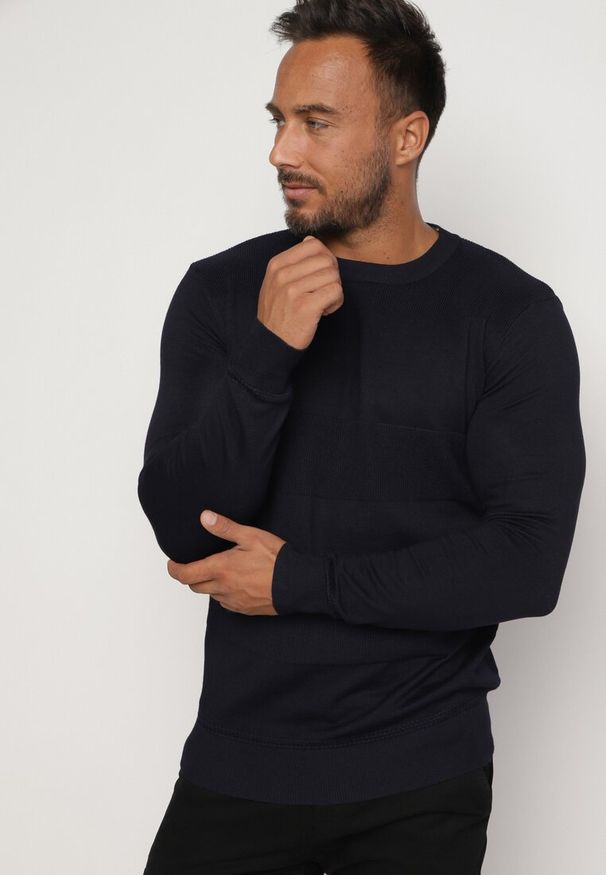 Born2be - Granatowy Wiskozowy Sweter z Okrągłym Dekoltem o Klasycznym Kroju Manohari. Kolor: niebieski. Materiał: wiskoza. Wzór: jednolity. Styl: klasyczny
