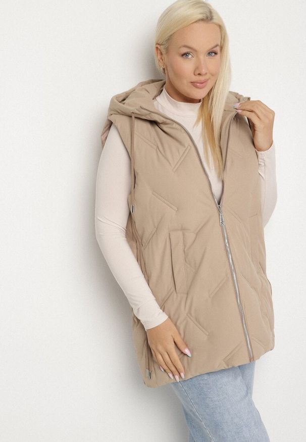 Born2be - Beżowa Przejściowa Kamizelka z Pikowanymi Przeszyciami i Kapturem Fesolira. Okazja: na co dzień. Kolekcja: plus size. Kolor: beżowy. Materiał: jeans. Styl: casual, sportowy
