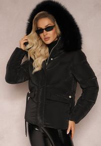 Renee - Czarna Kurtka z Ozdobnym Pikowaniem z Kapturem i Futerkiem Santima. Typ kołnierza: kaptur. Kolor: czarny. Materiał: futro. Sezon: jesień #1