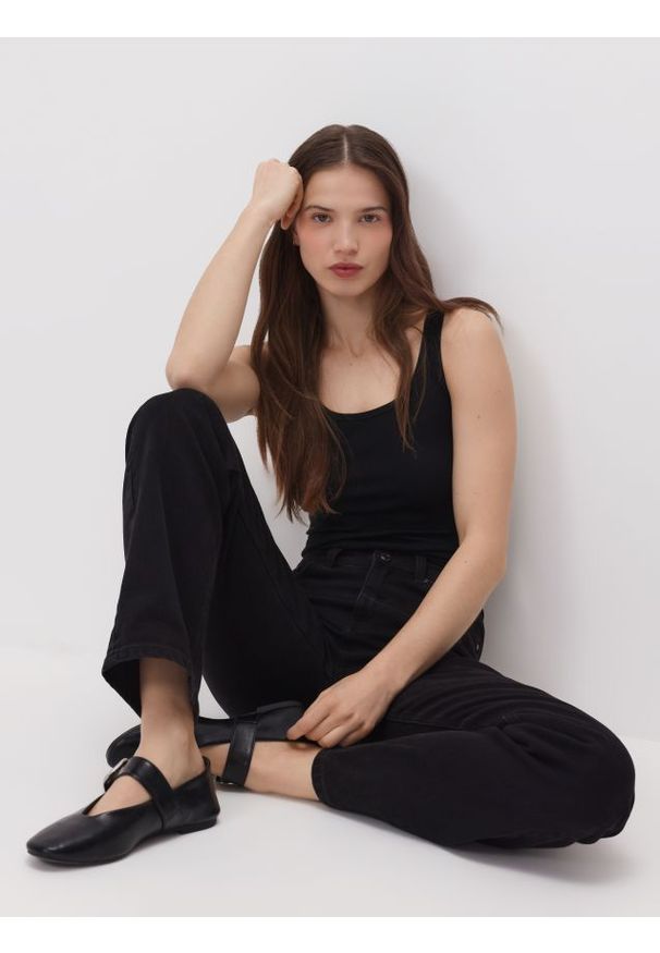 Reserved - Jeansy straight - czarny. Kolor: czarny