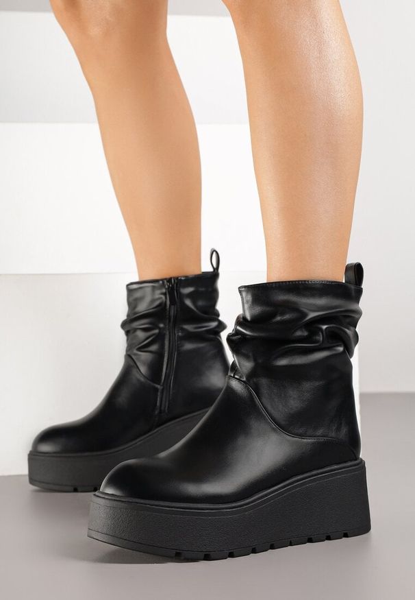 Born2be - Czarne Botki na Koturnie z Marszczoną Cholewką Tuloreia. Okazja: na imprezę, na co dzień. Kolor: czarny. Materiał: jeans. Szerokość cholewki: normalna. Obcas: na koturnie. Styl: casual