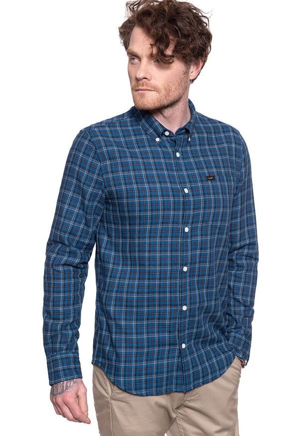 Lee - KOSZULA LEE BUTTON DOWN WASHED BLUE L880RMLR. Typ kołnierza: button down. Kolor: niebieski