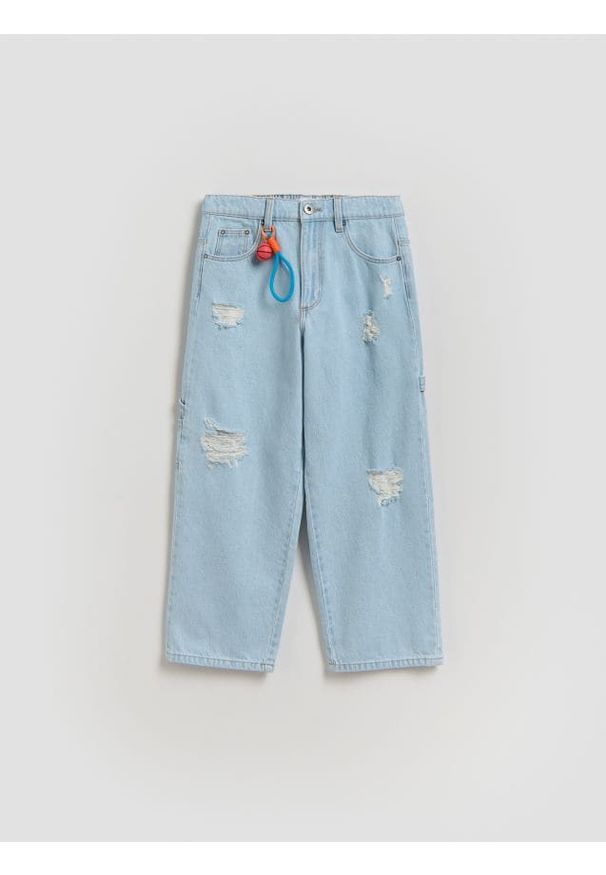 Reserved - Jeansy baggy z brelokiem - niebieski. Kolor: niebieski