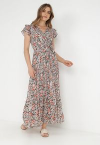 Born2be - Czarno-Biała Sukienka Rhenosyne. Okazja: na co dzień. Kolor: biały. Materiał: materiał. Wzór: kolorowy, kwiaty. Sezon: lato. Typ sukienki: kopertowe, rozkloszowane. Styl: casual. Długość: maxi #1