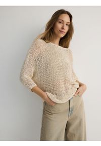 Reserved - Sweter o luźnym splocie - kremowy. Kolor: kremowy. Materiał: dzianina. Wzór: ze splotem