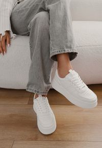 Born2be - Białe Klasyczne Sneakersy Vices na Grubej Podeszwie Torira. Okazja: na co dzień. Nosek buta: okrągły. Zapięcie: sznurówki. Kolor: biały. Materiał: jeans. Obcas: na platformie