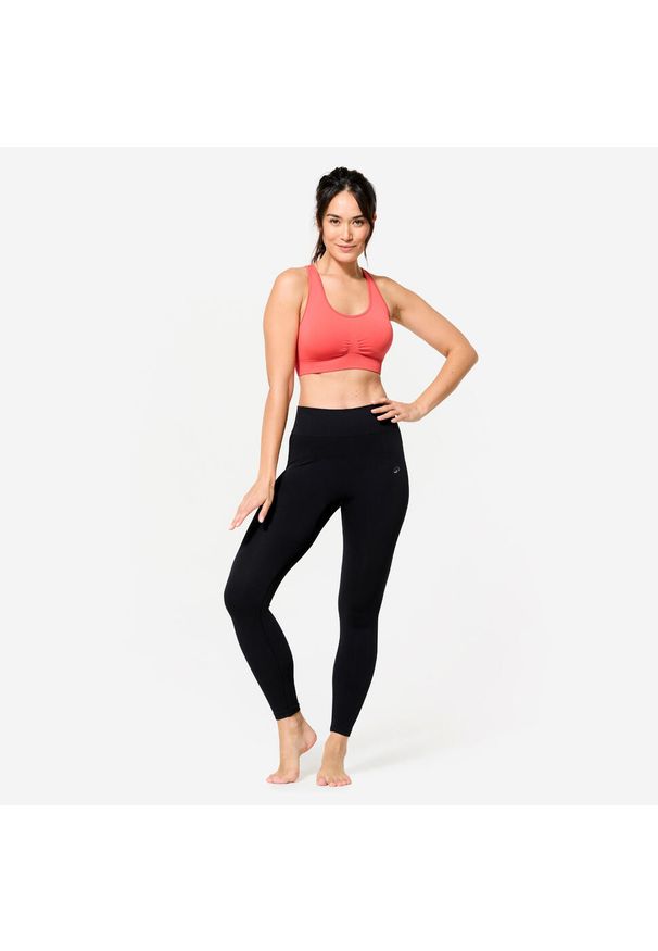 Decathlon - Stanik sportowy Kimjaly. Kolor: różowy. Materiał: materiał, skóra. Rodzaj stanika: wyciągane miseczki. Sport: joga i pilates