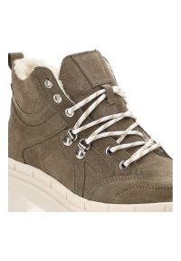 Botki damskie Kampa, z naturalnej skóry zamszowej z wysoką cholewką klasycznym sznurowaniem i ociepleniem przy krawędzi masywna podeszwa o jednolitej. Kolor: brązowy. Szerokość cholewki: normalna. Wzór: jednolity. Wysokość cholewki: przed kolano. Materiał: zamsz, skóra. Sezon: zima. Obcas: na obcasie. Styl: klasyczny, elegancki. Wysokość obcasa: niski #2