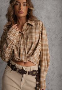 Renee - Beżowa Koszula z Bawełny Typu Crop w Kratę Ozdobiona Marszczeniem Risettes. Okazja: na co dzień. Kolor: beżowy. Materiał: bawełna. Wzór: aplikacja. Styl: casual #4