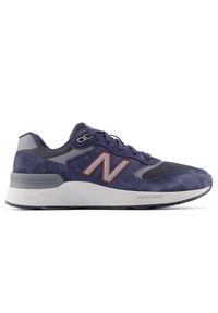 Buty męskie New Balance MW880BC7 – granatowe. Okazja: na co dzień, na spacer. Kolor: niebieski. Materiał: zamsz, guma. Szerokość cholewki: normalna. Sport: turystyka piesza, fitness