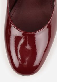 Born2be - Bordowe Lakierowane Czółenka na Obcasie z Kwadratowym Noskiem Ozdobnymi Paskami Labirae. Okazja: na co dzień, na spotkanie biznesowe, do pracy. Zapięcie: pasek. Kolor: czerwony. Materiał: lakier. Wzór: paski. Obcas: na obcasie. Styl: casual, biznesowy, elegancki. Wysokość obcasa: średni #9