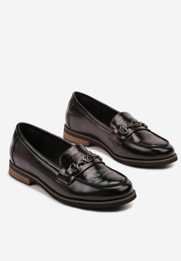 Renee - Czarne Mokasyny Skórzane Lakierowane z Ozdobą Meralia. Okazja: na co dzień. Kolor: czarny. Materiał: skóra, lakier. Wzór: aplikacja. Styl: casual, elegancki