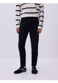 Reserved - Jeansy skinny z efektem sprania - czarny. Kolor: czarny