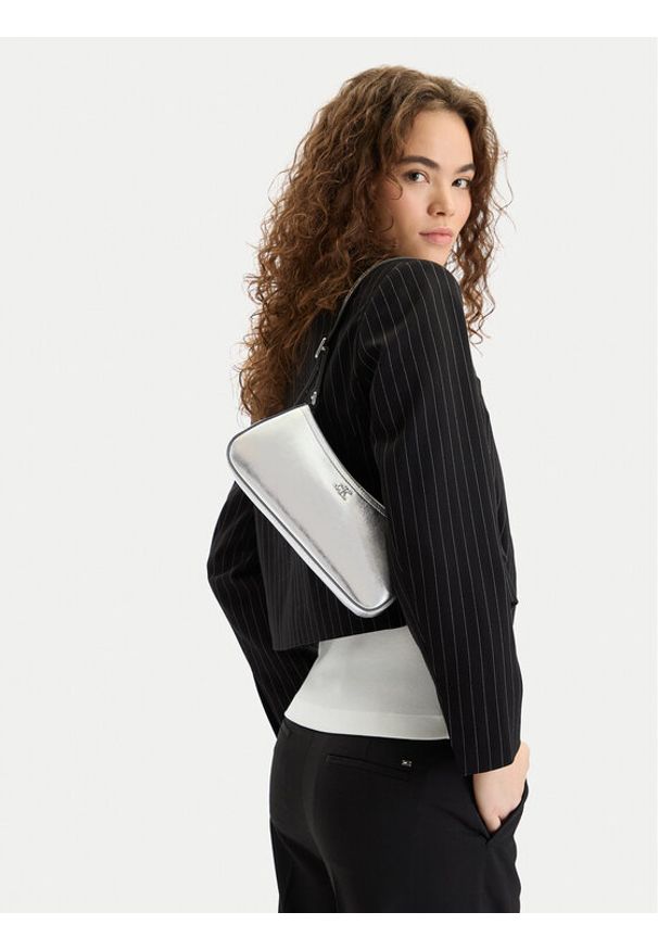 Calvin Klein Torebka Ck Metallic Small Shoulder Bag LV04F3304G Srebrny. Kolor: srebrny. Materiał: skórzane