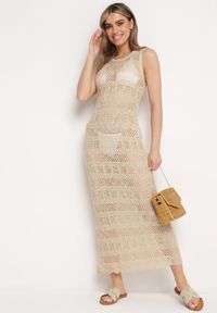 Born2be - Beżowa Dopasowana Sukienka z Ażurowego Materiału Wykończona Metaliczną Nitką Trinesa. Okazja: na wesele, na co dzień, na ślub cywilny, na imprezę. Kolor: beżowy. Materiał: materiał. Wzór: ażurowy. Typ sukienki: proste. Styl: casual, elegancki #1