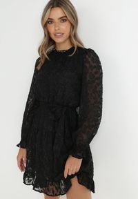Born2be - Czarna Sukienka Koronkowa Wiązana w Pasie Mova. Okazja: na co dzień. Kolor: czarny. Materiał: koronka. Wzór: motyw zwierzęcy, nadruk, ażurowy. Styl: casual, elegancki. Długość: mini #5