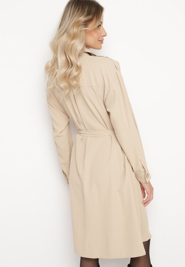 Born2be - Beżowa Koszulowa Sukienka z Ozdobnymi Guzikami i Wiązanym Paskiem Alttia. Okazja: na co dzień. Typ kołnierza: dekolt w kształcie V. Kolor: beżowy. Materiał: skóra. Długość rękawa: długi rękaw. Typ sukienki: koszulowe. Styl: casual, elegancki