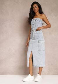 Renee - Jasnoniebieska Jeansowa Spódnica Midi o Fasonie Cargo z Rozcięciem Codie. Okazja: na co dzień. Stan: podwyższony. Kolor: niebieski. Materiał: jeans. Styl: casual, elegancki