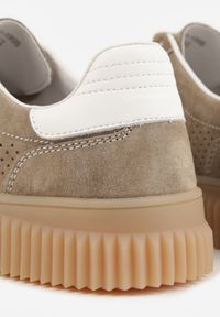 Renee - Ciemnobeżowe Sneakersy Typu Tenisówki z Zamszu Naturalnego Ozdobione Paskami Tarinella. Okazja: na co dzień. Zapięcie: pasek. Kolor: beżowy. Materiał: zamsz. Wzór: aplikacja #4