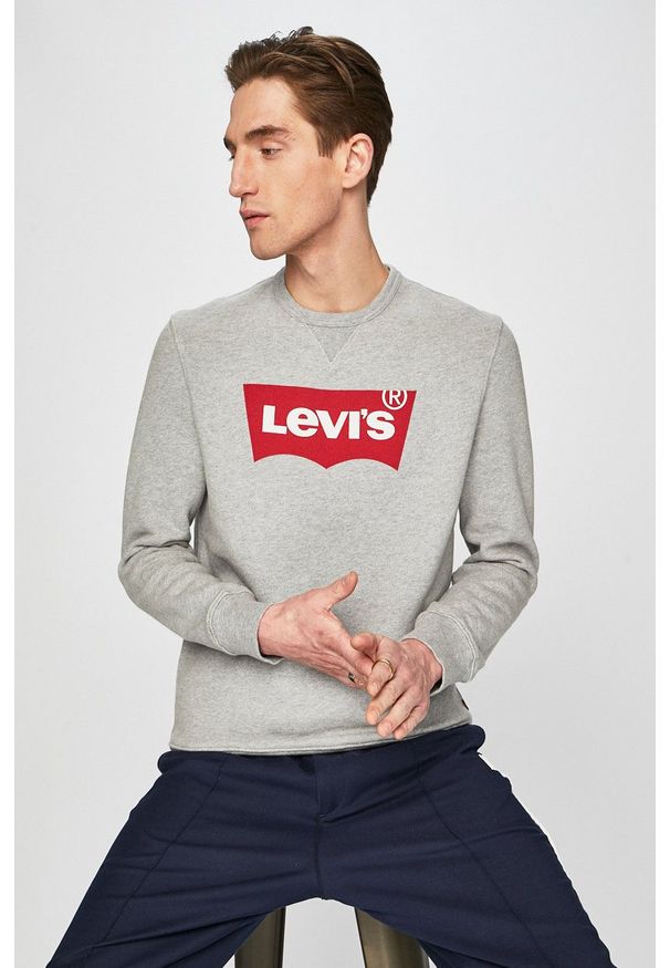 Levi's® - Levi's - Bluza. Okazja: na spotkanie biznesowe, na co dzień. Kolor: szary. Materiał: dzianina. Wzór: nadruk. Styl: biznesowy, casual