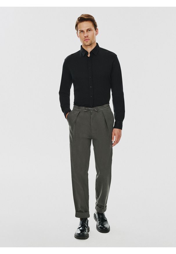 Pako Lorente - PAKO LORENTE – Czarna bawełniana koszula męska. Kolor: czarny, zielony. Materiał: bawełna. Długość rękawa: długi rękaw. Długość: długie. Wzór: gładki