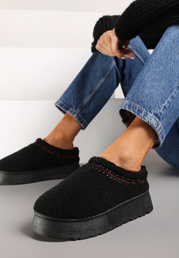 Renee - Czarne Śniegowce na Platformie Ozdobione Haftem i Niską Cholewką Zinnicira. Wysokość cholewki: przed kostkę. Kolor: czarny. Materiał: jeans. Szerokość cholewki: normalna. Wzór: aplikacja, haft. Sezon: zima. Obcas: na platformie