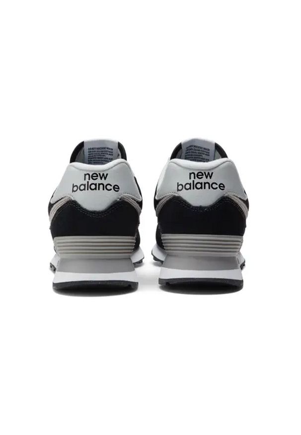 New Balance ML574EVB Sneakersy męskie czarne. Okazja: na spacer, na co dzień, do pracy. Kolor: czarny. Model: New Balance 574. Sport: turystyka piesza